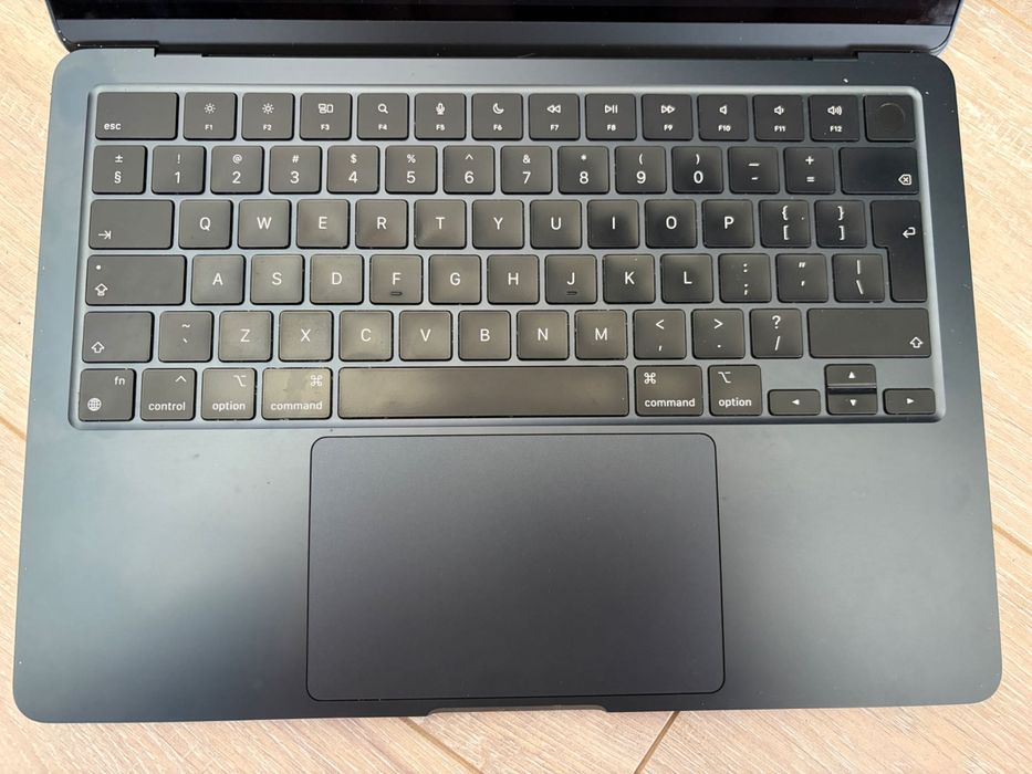 MacBook Air M2 24GB RAM / 245GB – Stan BDB, Bateria 85%