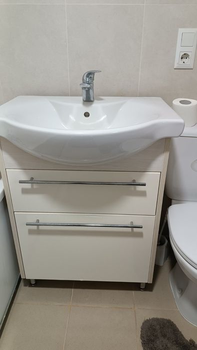 Умивальник з тумбою та змішувачем