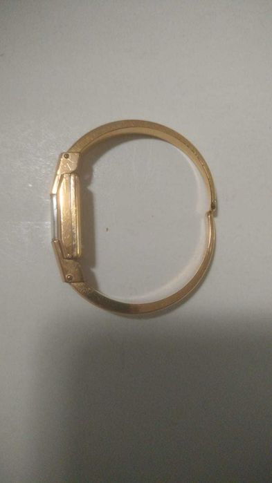 Relógio feminino de design elegante, típico de joalharia-relojoaria clássica das décadas de 1950-70