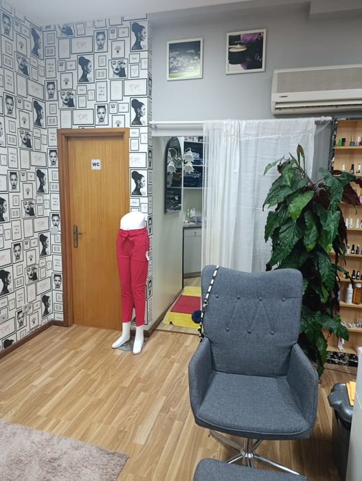 Loja com cerca de 44 metros quadrados