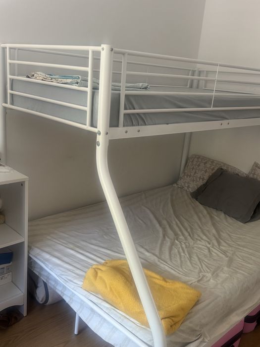 Cama com colchoes