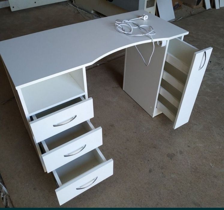 Стіл манікюрний стіл для манікюру.