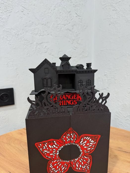 Поличка для фігурок з Stranger Things "Дивні Дива"