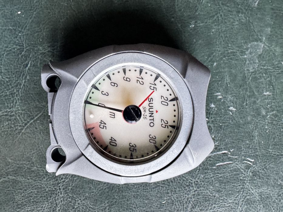 Głębokościomierz Suunto SM-16 do konsoli i wąż ze stabilizatorem