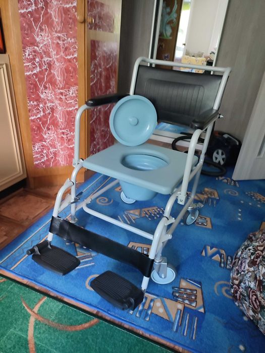 Інвалідний візок з санітарним оснащенням
