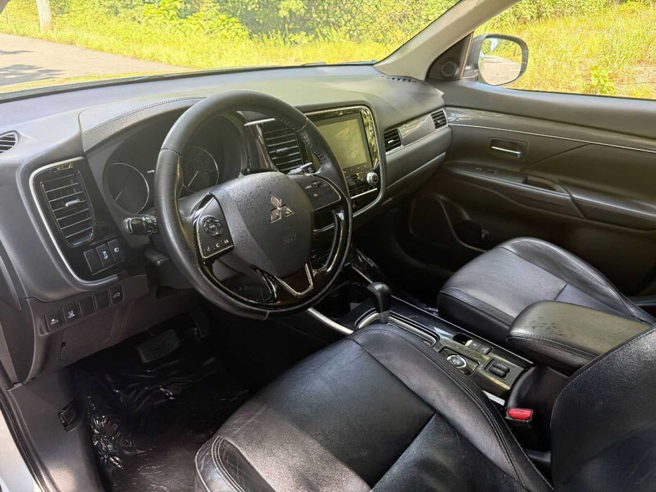Mitsubishi Outlander SEL      2020