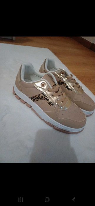 Tenis beges e dourados guess