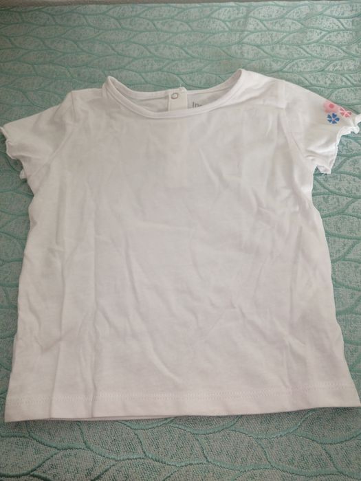 Saia com peitilho e t-shirt