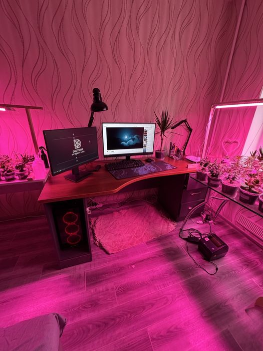 Продам офисный-компьютерный стол.