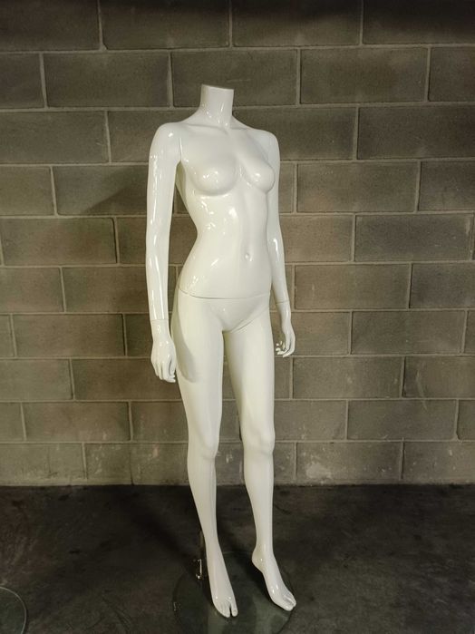 Manequim masculino e feminino em ótimo estado.