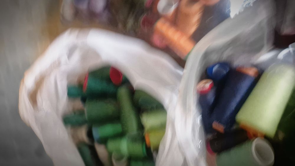 Cones de linhas costura