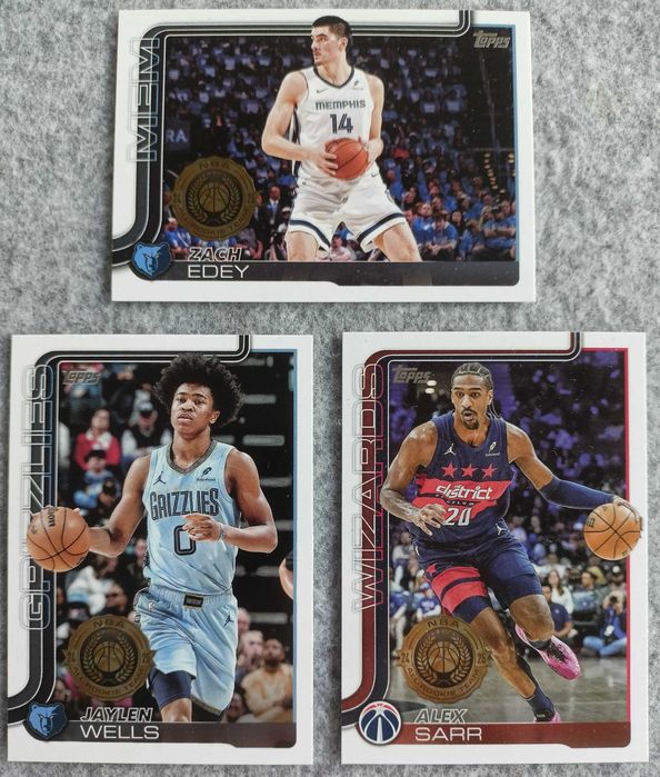 3 karty NBA 2025-26 Topps Flagship Edey Wells Grizzlies Sarr Wizards