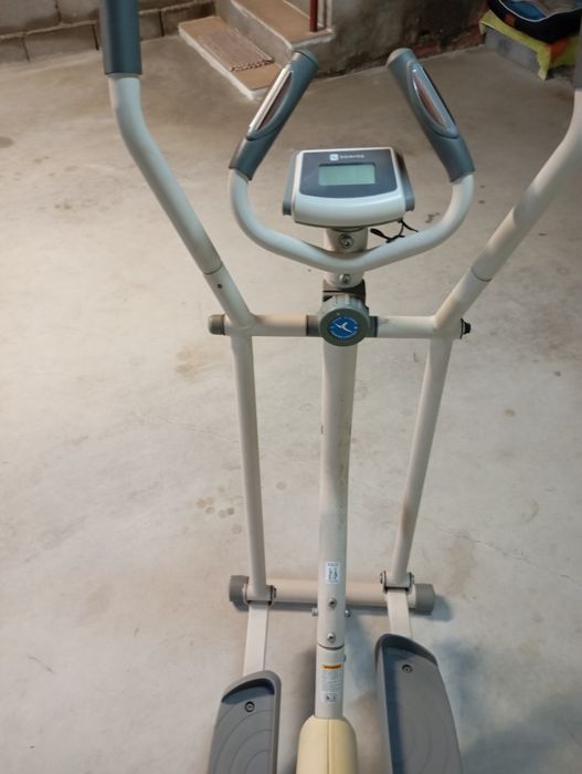 Máquina de desporto, movimento de pés e braços.