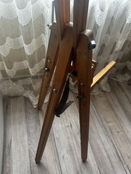 Мольберт з дерева.