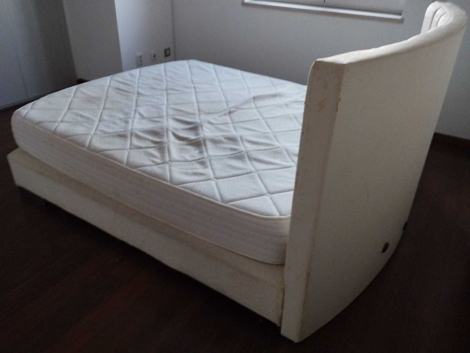 Cama e Colchão Usados - Precisam de Limpeza e Lavagem