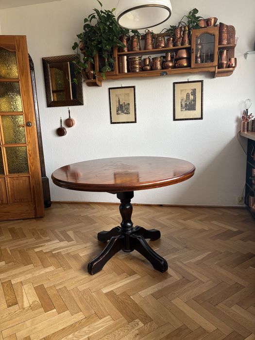 Drewniany, okragły stół