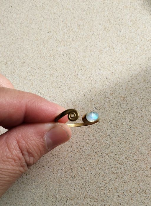 Anel ajustável com pedra da Lua