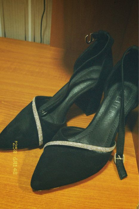 Босоніжки зі стразами