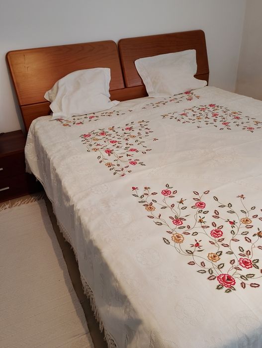 Cama de casal (madeira maciça)