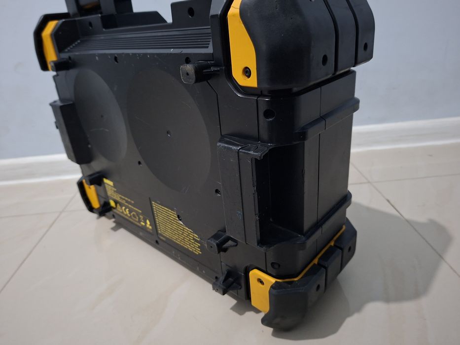Зарядний пристрій - радіоприймач DeWALT DWST1