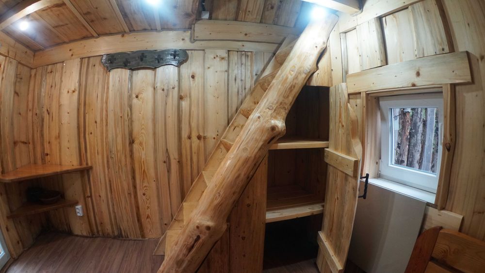 Здається  будиночок у лісі біля струмка. Подобово. Косівський район