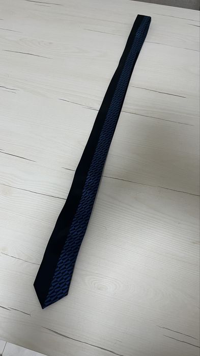 Gravata preta com detalhe azul | Moderna e versátil