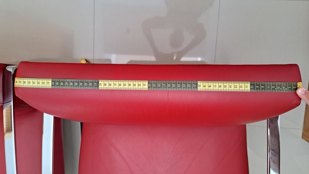Cadeirão vermelho em pele