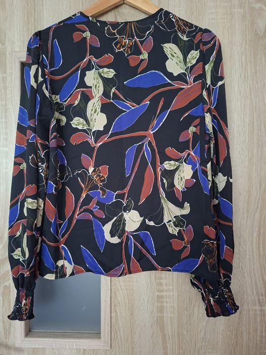 Wzorzysta bluzka w kwiaty Mango20