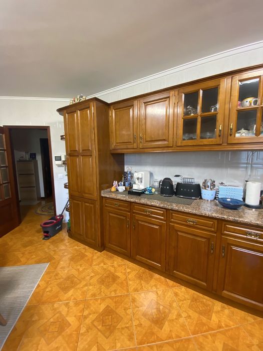 Cozinha com balcão e eletrodomesticos
