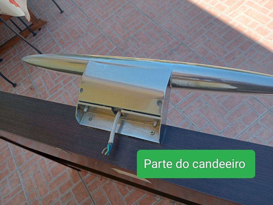 Espelho em bom estado com candeeiro