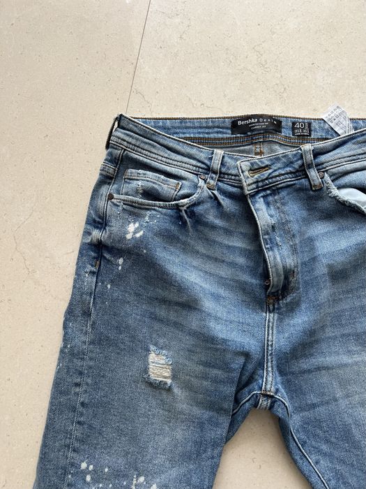 Calça de ganga com rasgões