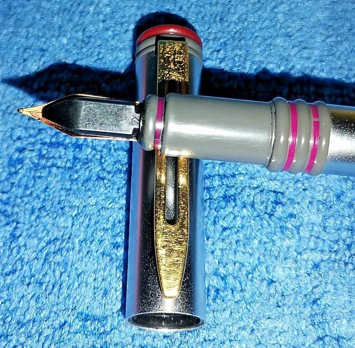 Caneta-tinteiro Waterman cromada, fabricada em França.
