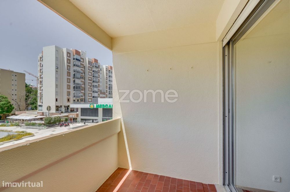 Apartamento T2 com Garagem para Arrendamento - Metro do Campo Grande