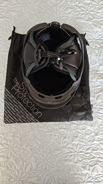 Capacete e óculos de neve