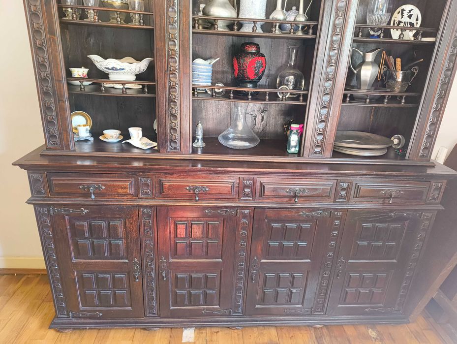 Móvel de sala antigo em madeira maciça. Louceiro Vintage