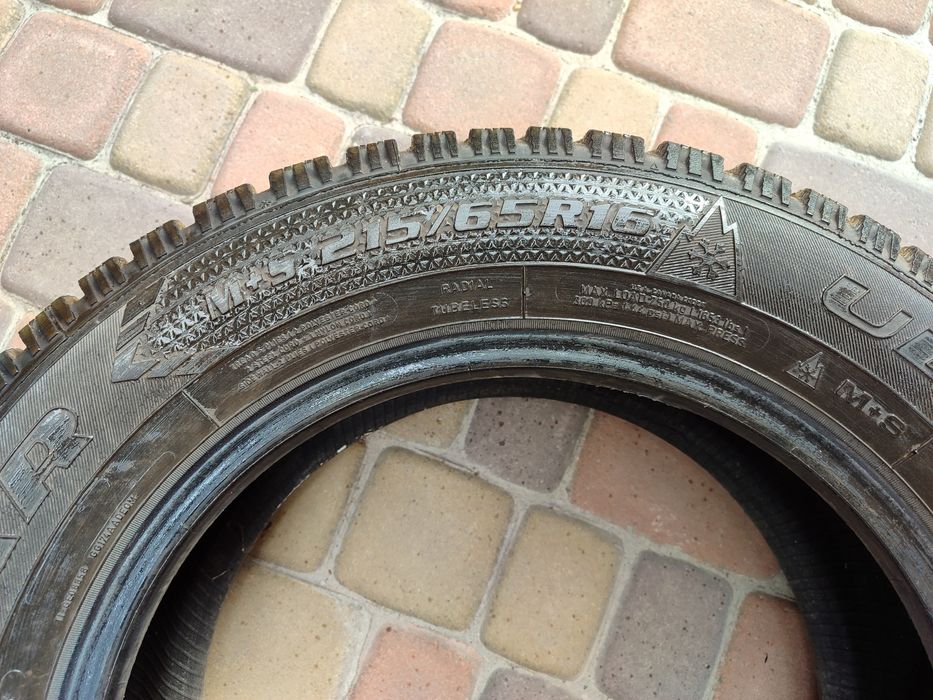 Гума зимова 215/65/R16  б.у.