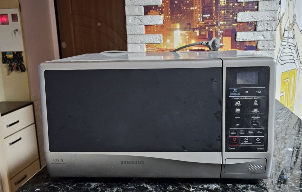 Продаю микроволновую печь Samsung GE732KR