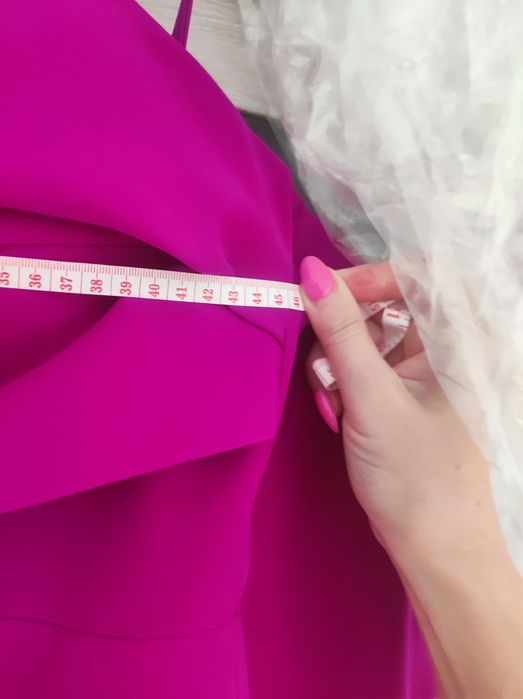 Niepowtarzalna sukienka wieczorowa z bufkami fuksja