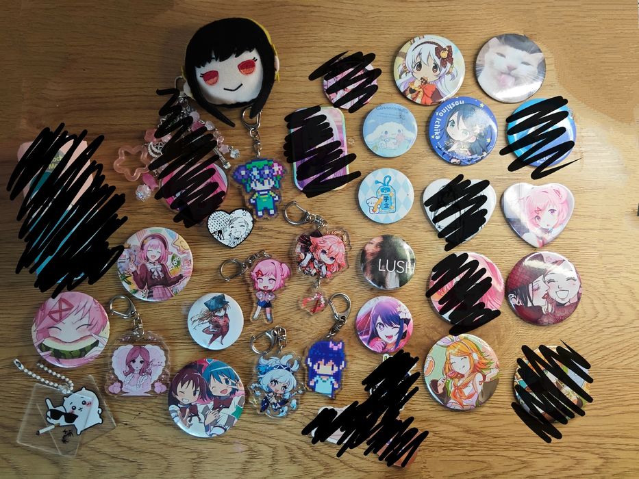 значки / брелки / піни