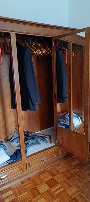 Quarto de Casal Completo em Madeira Maciça (Roupeiro, Cama, mesas de cabeceira e Cómoda)