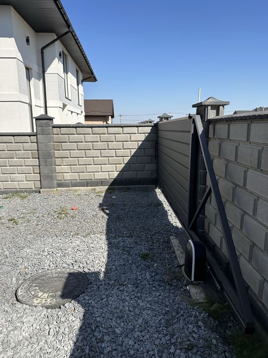 Продам сучасний котедж з гаражем і ремонтом