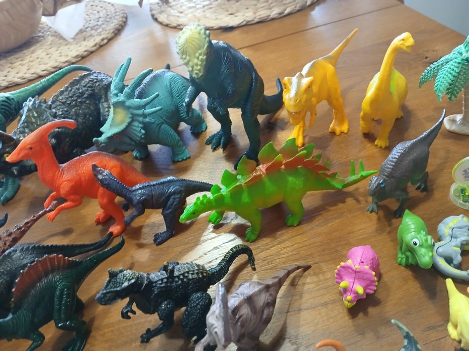 duży zestaw dinozaurów