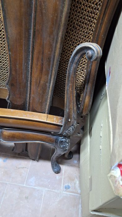 Linda cama antiga com cabeceira em palhinha