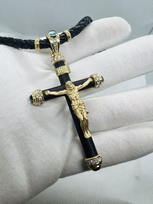 Золотой крест , эбеновое дерево, 1.15 карат.