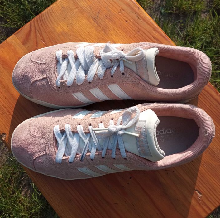 Оригінальні кросівки adidas, жіночі