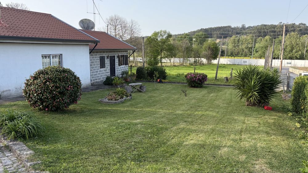Serviços de jardinagem e limpeza de terrenos.