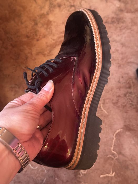 Жіночі лаковані туфлі на шнурівках Pertini