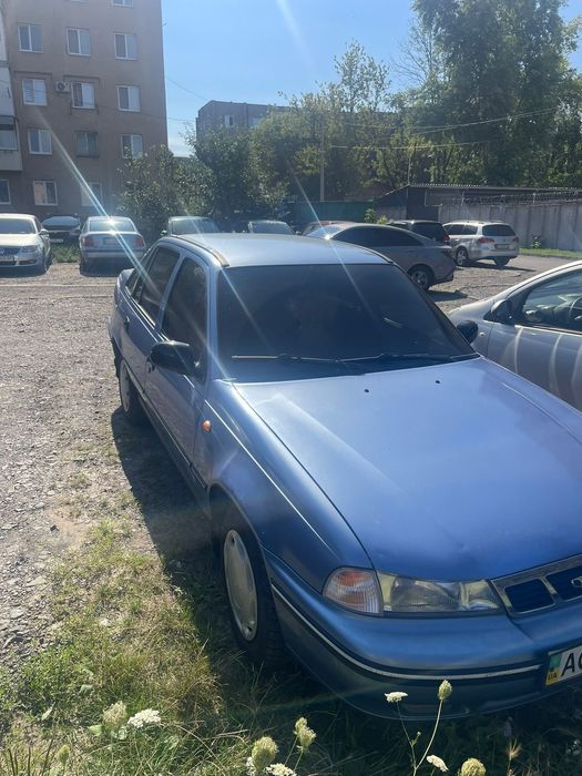 Продається автомобіль з мотоциклом.