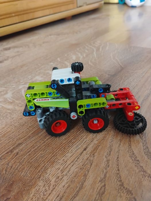 Ciągnik LEGO Claas