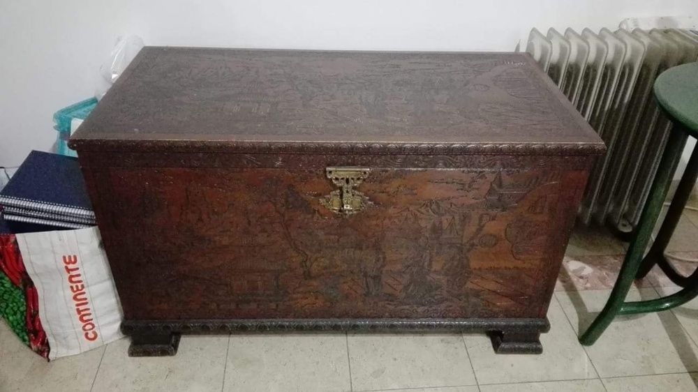 Arca em madeira trabalhada